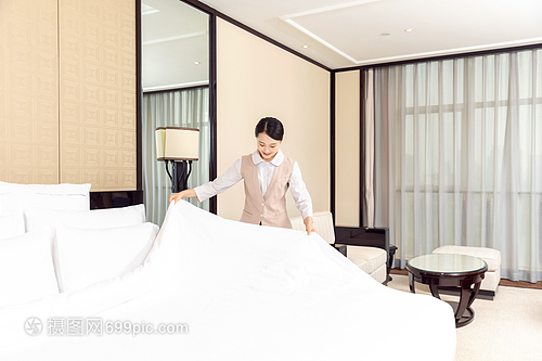 酒店管理中保洁员如何高效整理床铺